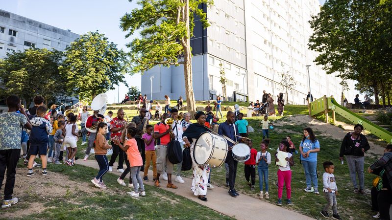Vendredi 20 mai, les riverains se sont donnés rendez-vous au pied de l'immeuble Watteau pour fêter l'inauguration de la nouvelle aire de jeux. © Jean-Félix Fayolle