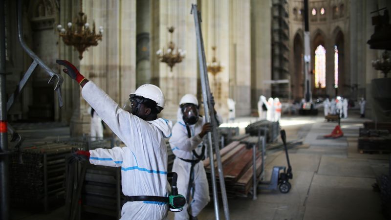Les ouvriers doivent respecter un protocole drastique et s'équiper en conséquence pour se protéger du plomb. © Romain Boulanger