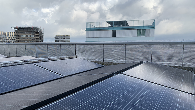 231 panneaux solaires sont installés sur le toit de l'immeuble Tchécoslovaquie. © Julien Ropert