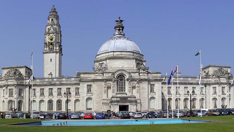 Cardiff City Hall,  by User:Yummifruitbat