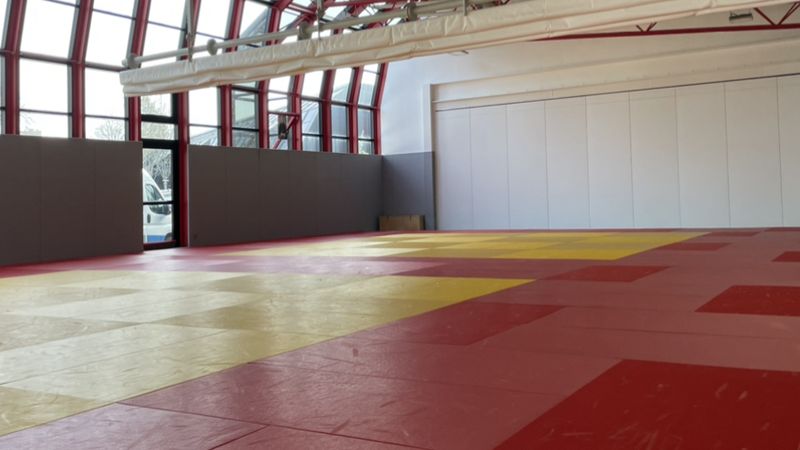 Salle de judo et d'aïkido. Le Judo Club de Nantes, l’Aïkido Club de Nantes et le Dojo Aïkido Nantes disposent désormais de 11% de surface de tatamis supplémentaire, d’un vestiaire féminin dédié. Les clubs et les scolaires peuvent aussi diviser l’espace de pratique en deux grâce à un rideau électrique.