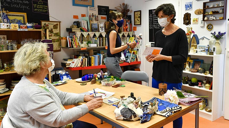 Lucie Guérin (à droite) anime la Boutique du partage au Breil
