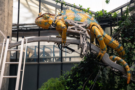Image caméléon géant dans la galerie des Machines de l’Île